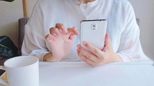 スマートフォンを操作してアプリのテストを行う様子