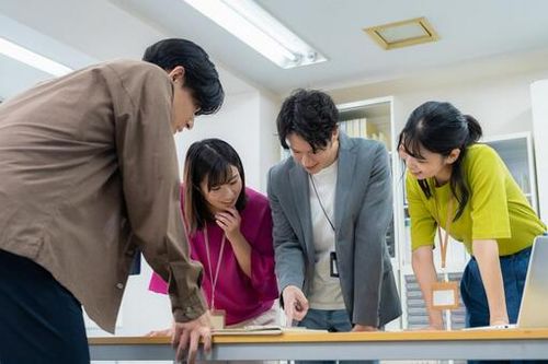 基本設計・詳細設計を進めるエンジニアの会議