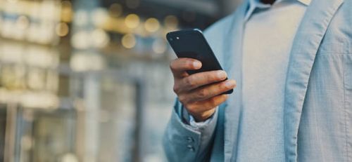 スマホでメールを確認するビジネスマン