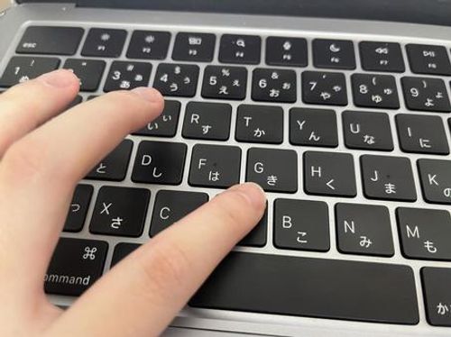 タイピングするビジネスマンの手元