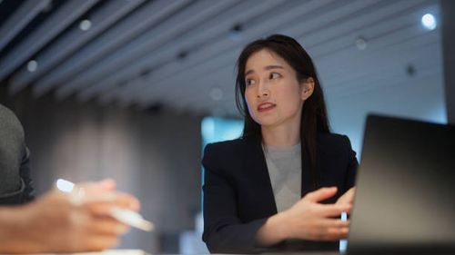 営業への引き継ぎ基準をすり合わせるミーティングの様子