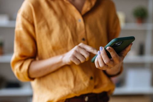 オフィスでスマホを使用するビジネスウーマン