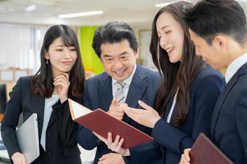オフィスで会議を行うビジネスパーソン