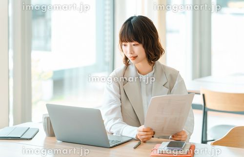 非エンジニアのビジネスパーソンがOpenClawの導入を進めるイメージ