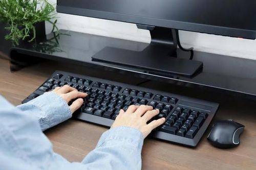 パソコン作業でスキルをアップデートするイメージ